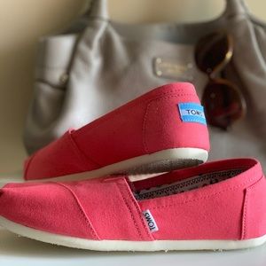 Coral Color TOMS
